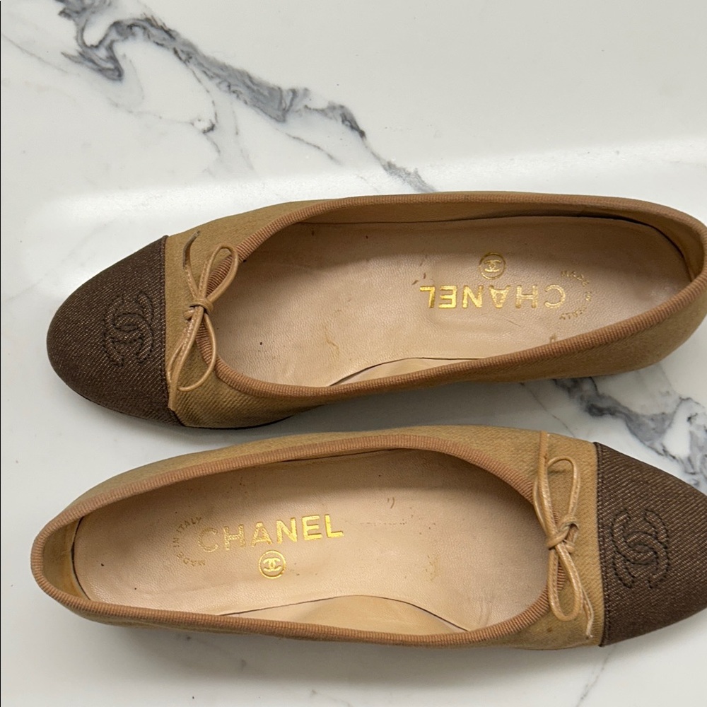 CHANEL Women's Beige and Brown CC Flats - Picture 11 of 11